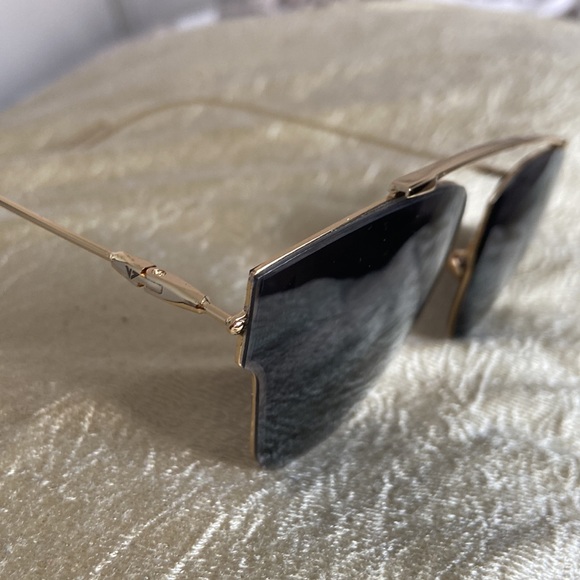 Golden rim designer sunglasses - Picture 4 of 4